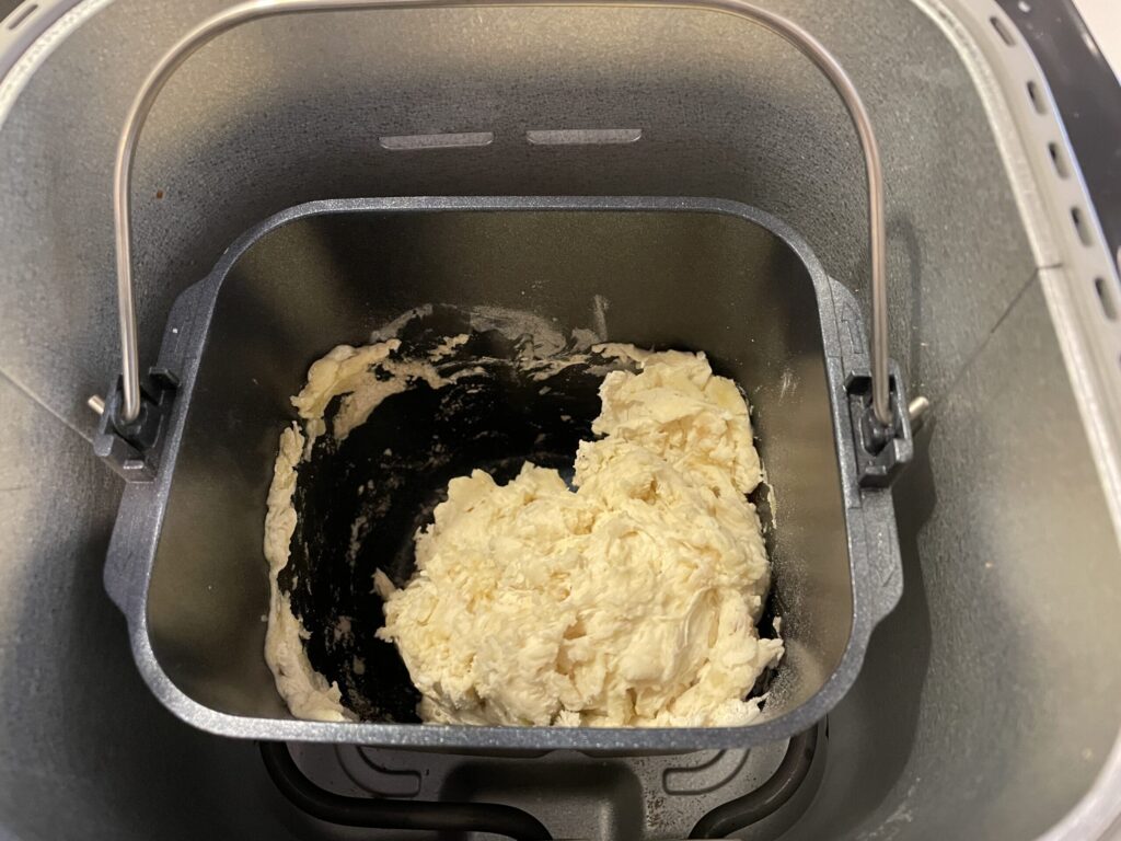 ホームベーカリービストロ（SD-MDX4）でフォカッチャ生地をこねはじめたところ