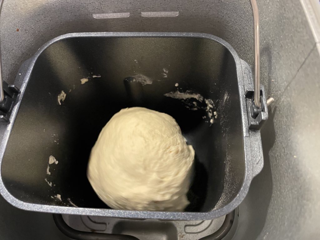 ホームベーカリービストロ（SD-MDX4）でフォカッチャ生地をこねているところ