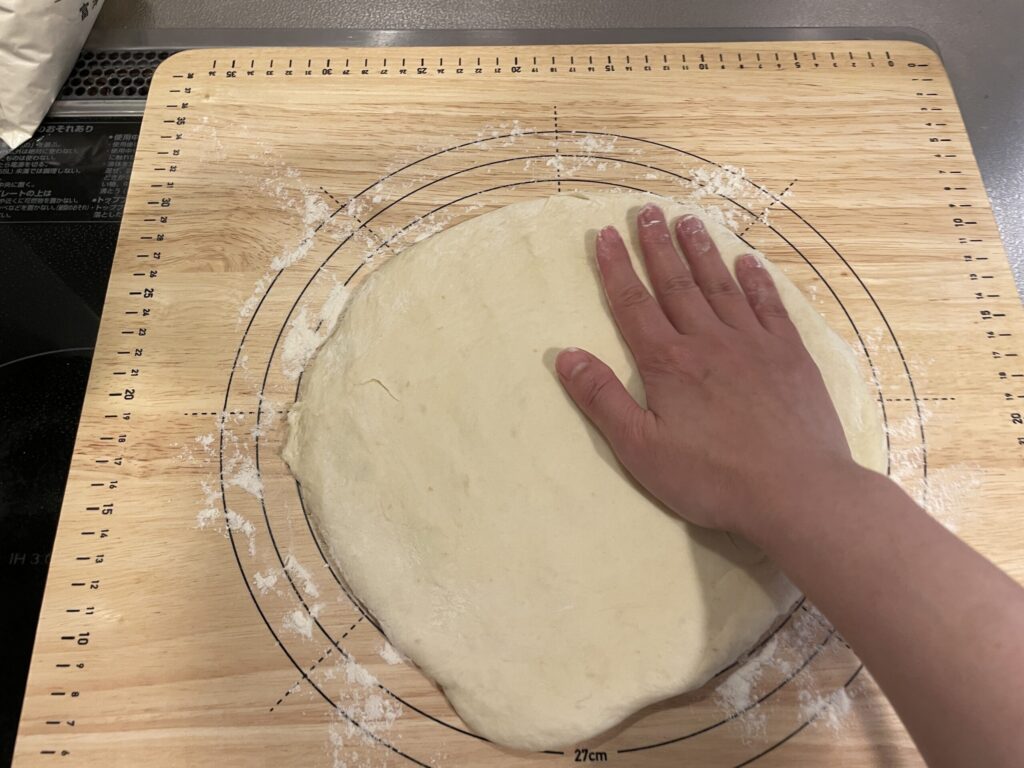 フォカッチャ生地を取り出し広げているところ