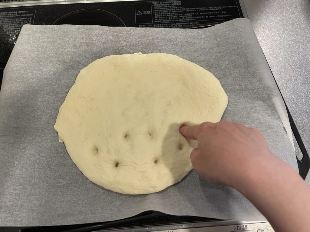 フォカッチャ生地に穴を開けているところ